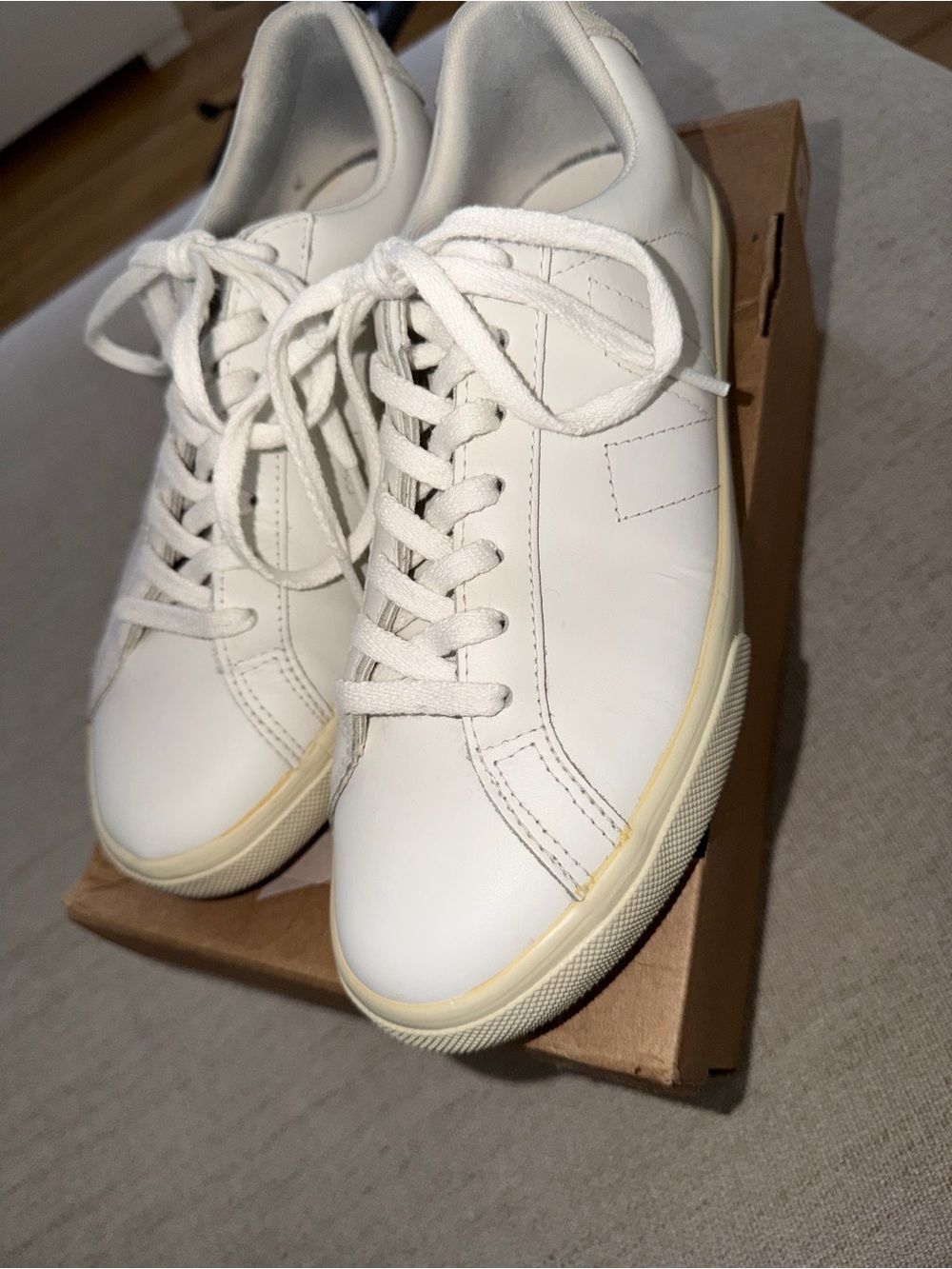 Veja White Sneakers  esplar - unisex